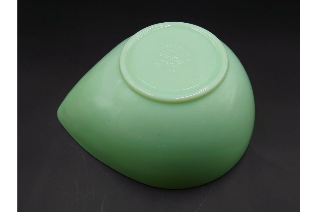 アメリカ　Fire-King(ファイヤーキング) 　ジェダイ 　ティアドロップ　 光を含んだ淡緑が美しいスウェディッシュモダンボウル4点セット 　(R-084777)