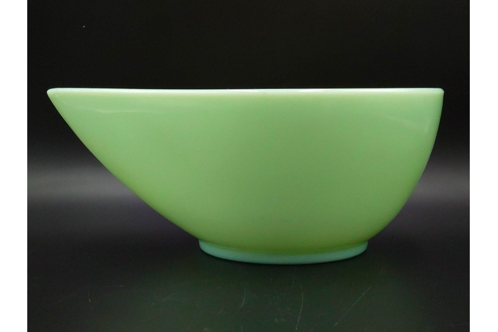 アメリカ　Fire-King(ファイヤーキング) 　ジェダイ 　ティアドロップ　 光を含んだ淡緑が美しいスウェディッシュモダンボウル4点セット 　(R-084777)