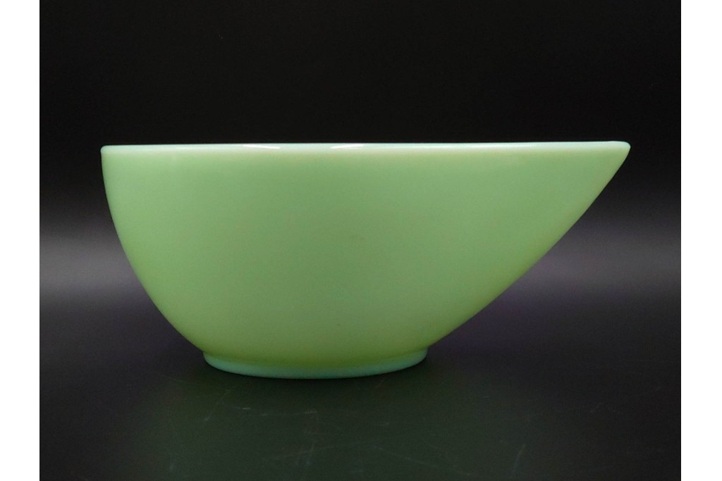 アメリカ　Fire-King(ファイヤーキング) 　ジェダイ 　ティアドロップ　 光を含んだ淡緑が美しいスウェディッシュモダンボウル4点セット 　(R-084777)
