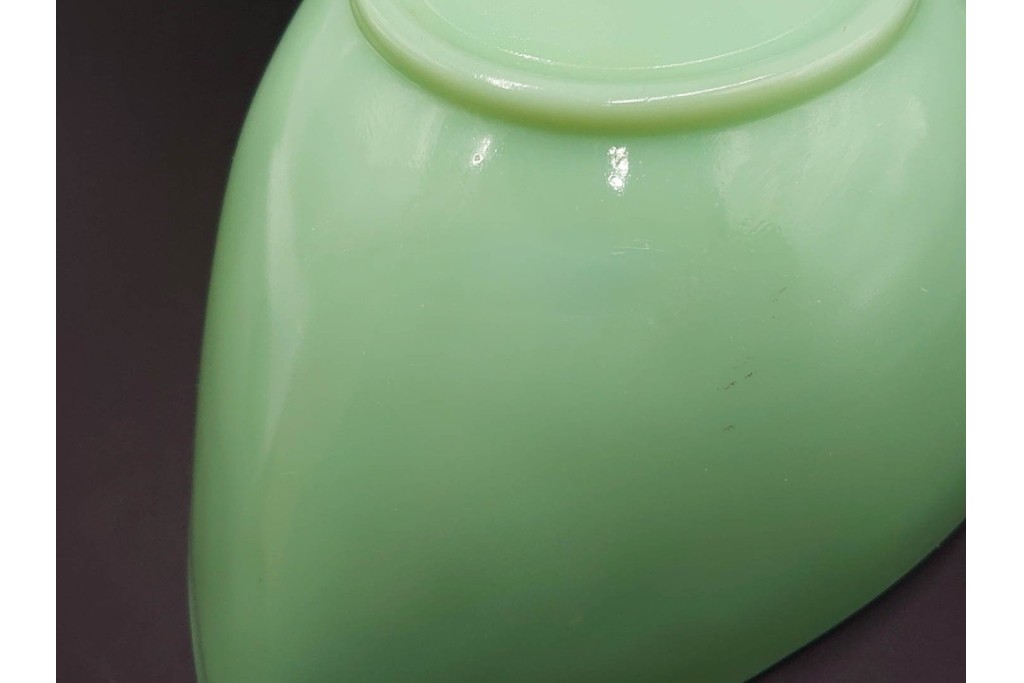 アメリカ　Fire-King(ファイヤーキング) 　ジェダイ 　ティアドロップ　 光を含んだ淡緑が美しいスウェディッシュモダンボウル4点セット 　(R-084777)