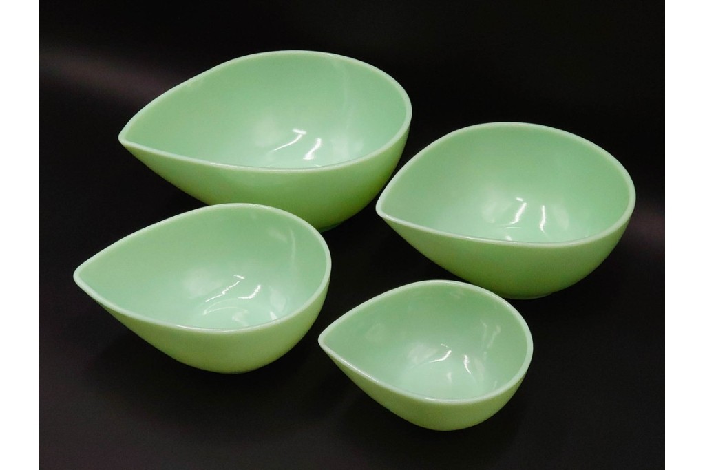 アメリカ　Fire-King(ファイヤーキング) 　ジェダイ 　ティアドロップ　 光を含んだ淡緑が美しいスウェディッシュモダンボウル4点セット 　(R-084777)