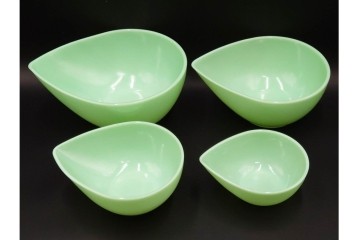 アメリカ　Fire-King(ファイヤーキング) 　ジェダイ 　ティアドロップ　 光を含んだ淡緑が美しいスウェディッシュモダンボウル4点セット 　(R-084777)