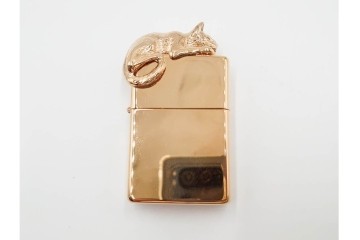 1992年製　ZIPPO(ジッポー)　ゴールド　猫のデザインが優雅さを演出するライター　(R-084778)