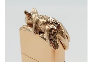 1992年製　ZIPPO(ジッポー)　ゴールド　猫のデザインが優雅さを演出するライター　(R-084778)