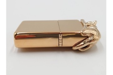 1992年製　ZIPPO(ジッポー)　ゴールド　猫のデザインが優雅さを演出するライター　(R-084778)