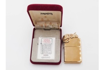 1992年製　ZIPPO(ジッポー)　ゴールド　猫のデザインが優雅さを演出するライター　(R-084778)