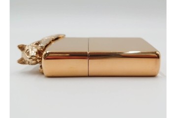 1992年製　ZIPPO(ジッポー)　ゴールド　猫のデザインが優雅さを演出するライター　(R-084778)