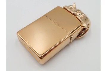 1992年製　ZIPPO(ジッポー)　ゴールド　猫のデザインが優雅さを演出するライター　(R-084778)