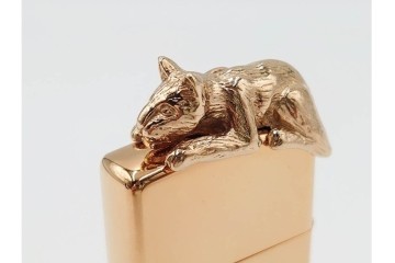 1992年製　ZIPPO(ジッポー)　ゴールド　猫のデザインが優雅さを演出するライター　(R-084778)