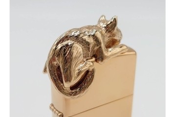 1992年製　ZIPPO(ジッポー)　ゴールド　猫のデザインが優雅さを演出するライター　(R-084778)