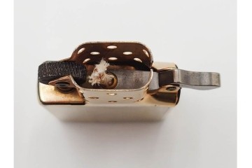 1992年製　ZIPPO(ジッポー)　ゴールド　猫のデザインが優雅さを演出するライター　(R-084778)