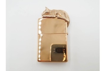 1992年製　ZIPPO(ジッポー)　ゴールド　猫のデザインが優雅さを演出するライター　(R-084778)