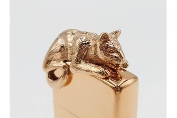 1992年製　ZIPPO(ジッポー)　ゴールド　猫のデザインが優雅さを演出するライター　(R-084778)