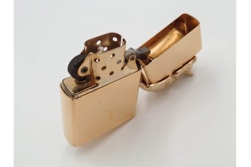 1992年製　ZIPPO(ジッポー)　ゴールド　猫のデザインが優雅さを演出するライター　(R-084778)