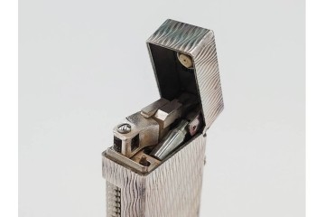 イギリス　dunhill(ダンヒル)　波模様(ウェーブ)　シルバー　24/63　格調高く彩るローラガスライター　(R-084779)