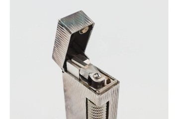 イギリス　dunhill(ダンヒル)　波模様(ウェーブ)　シルバー　24/63　格調高く彩るローラガスライター　(R-084779)
