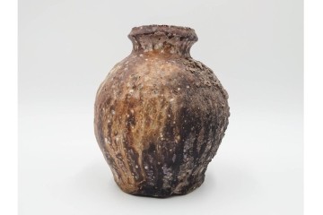 谷本洋　伊賀　高さ 約15cm　力強い造形が魅力の蹲花入　(R-084781)