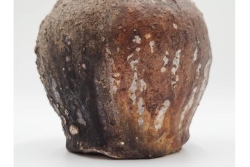 谷本洋　伊賀　高さ 約15cm　力強い造形が魅力の蹲花入　(R-084781)