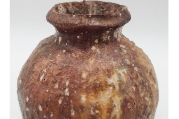 谷本洋　伊賀　高さ 約15cm　力強い造形が魅力の蹲花入　(R-084781)