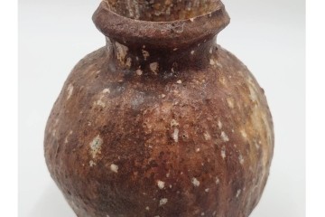 谷本洋　伊賀　高さ 約15cm　力強い造形が魅力の蹲花入　(R-084781)