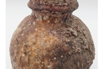 谷本洋　伊賀　高さ 約15cm　力強い造形が魅力の蹲花入　(R-084781)