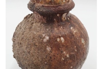 谷本洋　伊賀　高さ 約15cm　力強い造形が魅力の蹲花入　(R-084781)