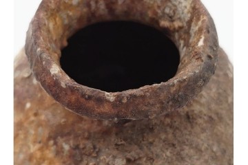 谷本洋　伊賀　高さ 約15cm　力強い造形が魅力の蹲花入　(R-084781)