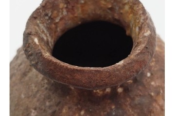 谷本洋　伊賀　高さ 約15cm　力強い造形が魅力の蹲花入　(R-084781)