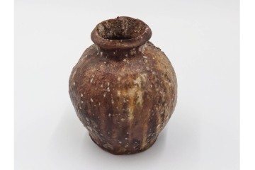 谷本洋　伊賀　高さ 約15cm　力強い造形が魅力の蹲花入　(R-084781)