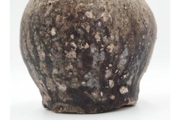 谷本洋　伊賀　高さ 約15cm　力強い造形が魅力の蹲花入　(R-084781)