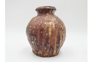 谷本洋　伊賀　高さ 約15cm　力強い造形が魅力の蹲花入　(R-084781)