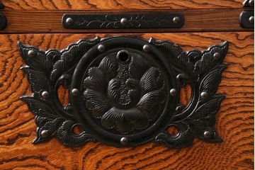 中古　伝統工芸　岩谷堂箪笥　脚付きリメイク　ダイナミックな杢目が堪能できる整理箪笥(収納棚、戸棚、引き出し、和タンス、収納箪笥)(R-084783)
