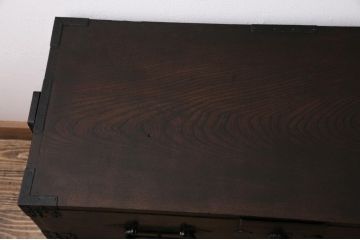 和製アンティーク　明治期　上手物!!　箪笥リメイク　三方欅(ケヤキ)材　温もりと重厚感を備えた和モダン空間の主役になるフラップダウン扉の脚付きテレビ台(テレビボード、リビングボード、収納棚、戸棚)(R-084784)