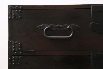 和製アンティーク　明治期　上手物!!　箪笥リメイク　三方欅(ケヤキ)材　温もりと重厚感を備えた和モダン空間の主役になるフラップダウン扉の脚付きテレビ台(テレビボード、リビングボード、収納棚、戸棚)(R-084784)