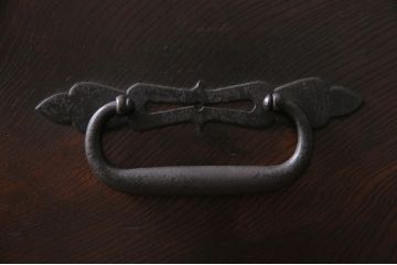 和製アンティーク　明治期　上手物!!　箪笥リメイク　三方欅(ケヤキ)材　温もりと重厚感を備えた和モダン空間の主役になるフラップダウン扉の脚付きテレビ台(テレビボード、リビングボード、収納棚、戸棚)(R-084784)