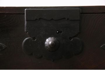 和製アンティーク　明治期　上手物!!　箪笥リメイク　三方欅(ケヤキ)材　温もりと重厚感を備えた和モダン空間の主役になるフラップダウン扉の脚付きテレビ台(テレビボード、リビングボード、収納棚、戸棚)(R-084784)