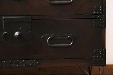 和製アンティーク　明治期　上手物!!　箪笥リメイク　三方欅(ケヤキ)材　温もりと重厚感を備えた和モダン空間の主役になるフラップダウン扉の脚付きテレビ台(テレビボード、リビングボード、収納棚、戸棚)(R-084784)