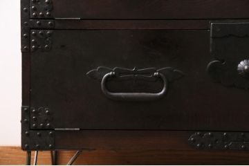 和製アンティーク　明治期　上手物!!　箪笥リメイク　三方欅(ケヤキ)材　温もりと重厚感を備えた和モダン空間の主役になるフラップダウン扉の脚付きテレビ台(テレビボード、リビングボード、収納棚、戸棚)(R-084784)