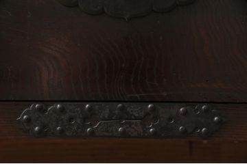 和製アンティーク　明治期　上手物!!　箪笥リメイク　三方欅(ケヤキ)材　温もりと重厚感を備えた和モダン空間の主役になるフラップダウン扉の脚付きテレビ台(テレビボード、リビングボード、収納棚、戸棚)(R-084784)