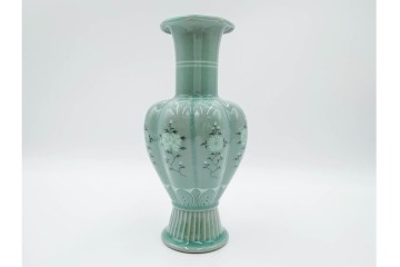 韓国人間文化財(人間国宝)　柳海剛(柳根㶈)　高麗青磁　象嵌　牡丹菊文　瓜形　高さ 約26cm　優美な輝きが魅力の花瓶　(R-084785)