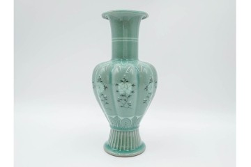 韓国人間文化財(人間国宝)　柳海剛(柳根㶈)　高麗青磁　象嵌　牡丹菊文　瓜形　高さ 約26cm　優美な輝きが魅力の花瓶　(R-084785)