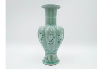 韓国人間文化財(人間国宝)　柳海剛(柳根㶈)　高麗青磁　象嵌　牡丹菊文　瓜形　高さ 約26cm　優美な輝きが魅力の花瓶　(R-084785)