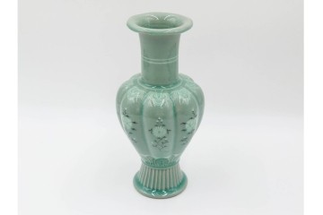 韓国人間文化財(人間国宝)　柳海剛(柳根㶈)　高麗青磁　象嵌　牡丹菊文　瓜形　高さ 約26cm　優美な輝きが魅力の花瓶　(R-084785)