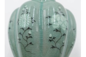 韓国人間文化財(人間国宝)　柳海剛(柳根㶈)　高麗青磁　象嵌　牡丹菊文　瓜形　高さ 約26cm　優美な輝きが魅力の花瓶　(R-084785)