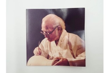 韓国人間文化財(人間国宝)　柳海剛(柳根㶈)　高麗青磁　象嵌　牡丹菊文　瓜形　高さ 約26cm　優美な輝きが魅力の花瓶　(R-084785)