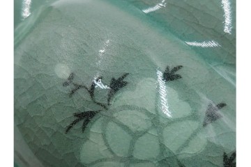 韓国人間文化財(人間国宝)　柳海剛(柳根㶈)　高麗青磁　象嵌　牡丹菊文　瓜形　高さ 約26cm　優美な輝きが魅力の花瓶　(R-084785)