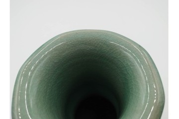 韓国人間文化財(人間国宝)　柳海剛(柳根㶈)　高麗青磁　象嵌　牡丹菊文　瓜形　高さ 約26cm　優美な輝きが魅力の花瓶　(R-084785)