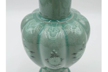韓国人間文化財(人間国宝)　柳海剛(柳根㶈)　高麗青磁　象嵌　牡丹菊文　瓜形　高さ 約26cm　優美な輝きが魅力の花瓶　(R-084785)