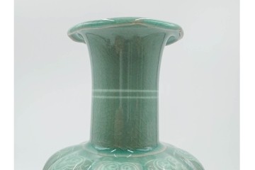 韓国人間文化財(人間国宝)　柳海剛(柳根㶈)　高麗青磁　象嵌　牡丹菊文　瓜形　高さ 約26cm　優美な輝きが魅力の花瓶　(R-084785)