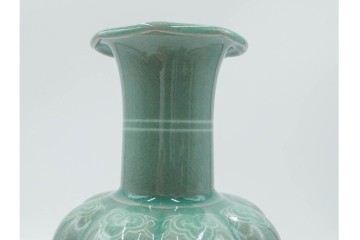 韓国人間文化財(人間国宝)　柳海剛(柳根㶈)　高麗青磁　象嵌　牡丹菊文　瓜形　高さ 約26cm　優美な輝きが魅力の花瓶　(R-084785)